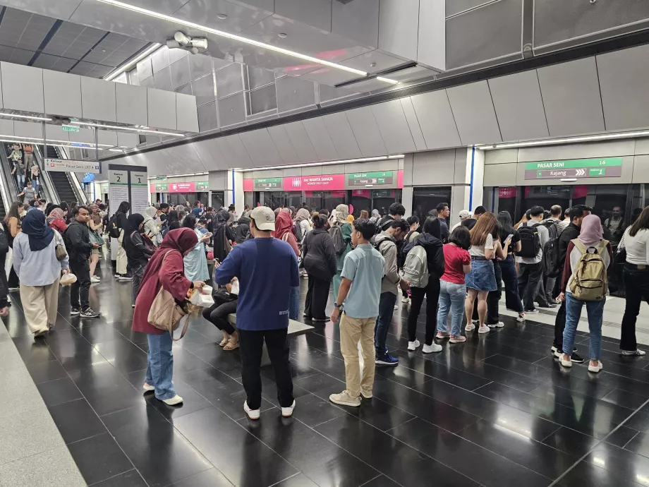 Метро в годину пік
