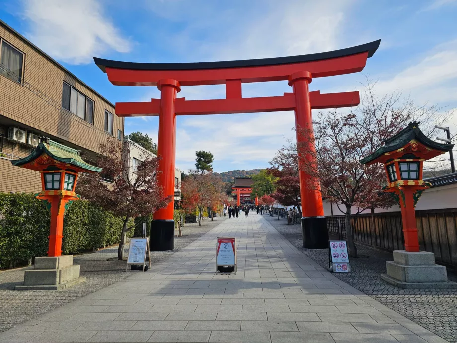 Пішохідна вхідна зона від залізничних станцій