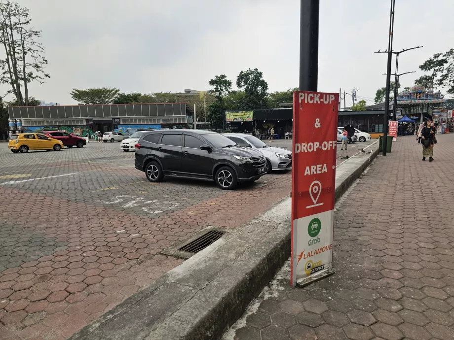 Пункт видачі додатку Grab у печерах Бату