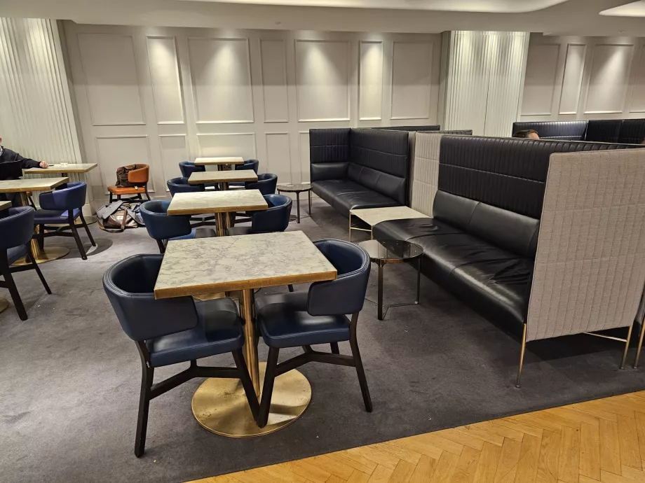 Обідні столи на 1-му поверсі