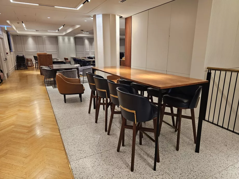 Барний стіл