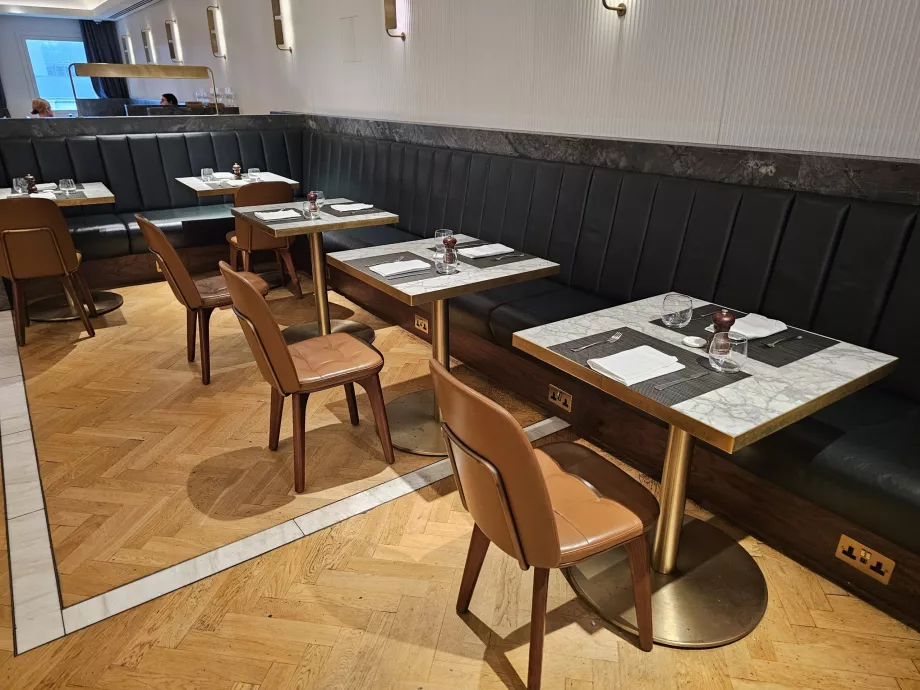 Обідні столи