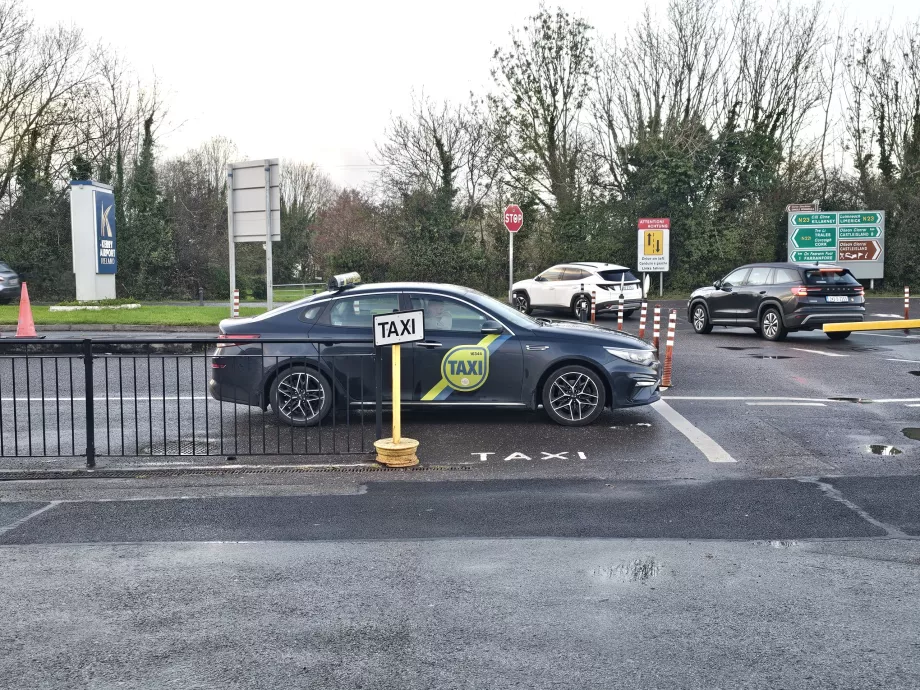 Стоянка таксі перед терміналом