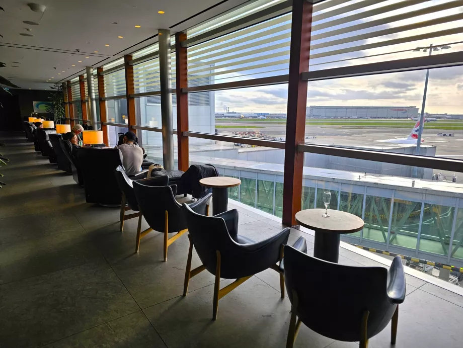 Крісла з видом на асфальт