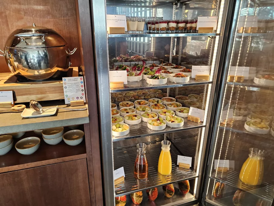 Фрукти, панна-котта, соки та овочеві салати