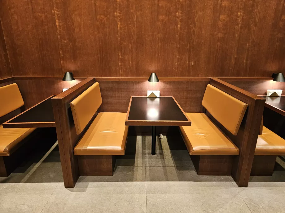 Обідні столи