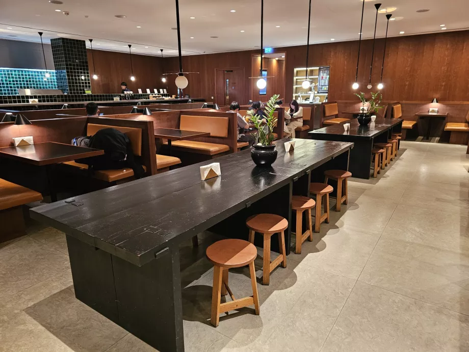 Обідні столи