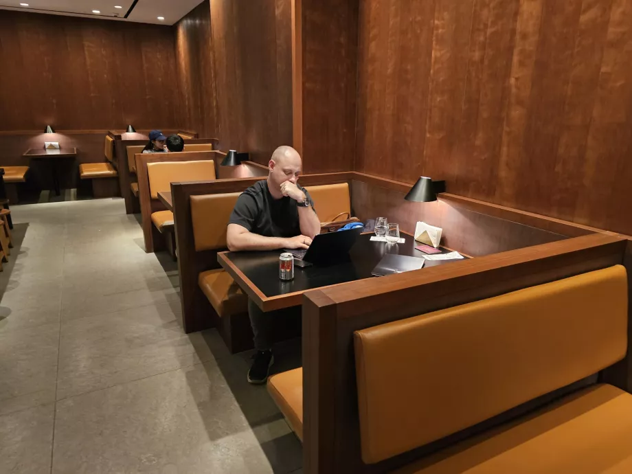 Ми працюємо в лаунжі