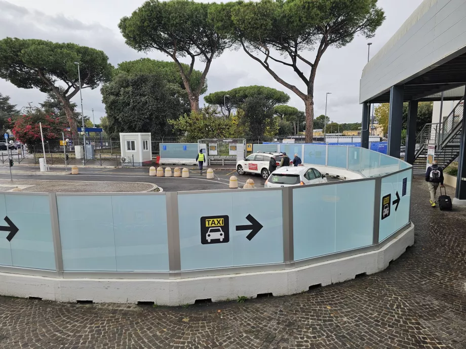 Стоянка таксі перед залом прильоту