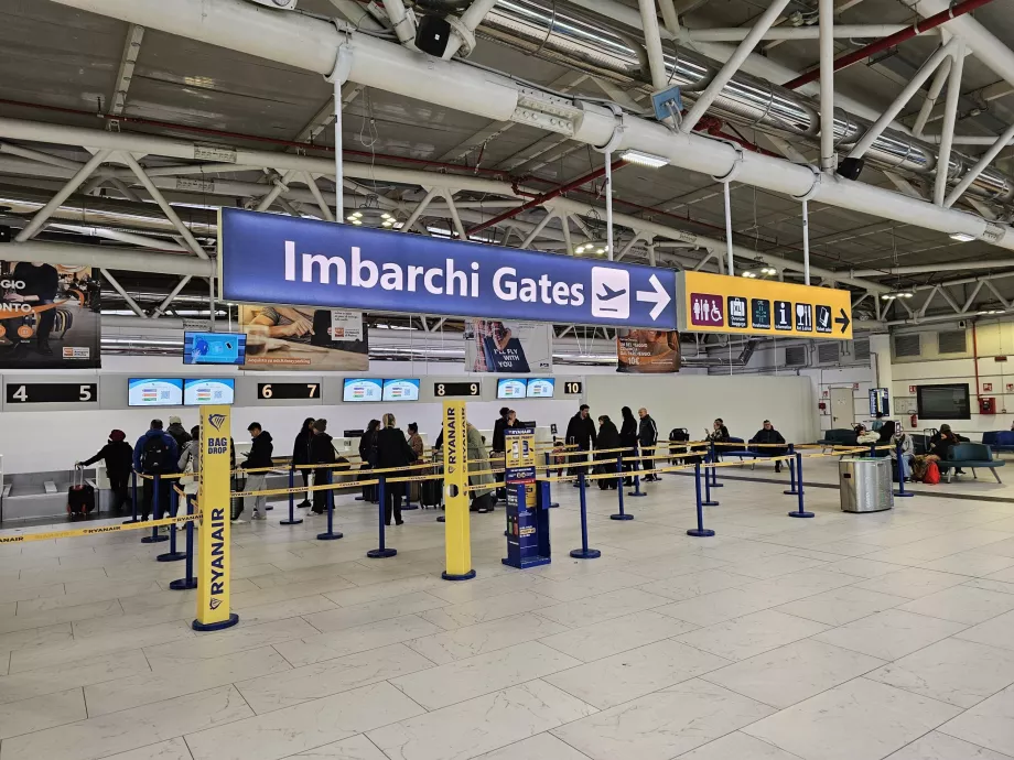 Зал вильоту зі стійками реєстрації