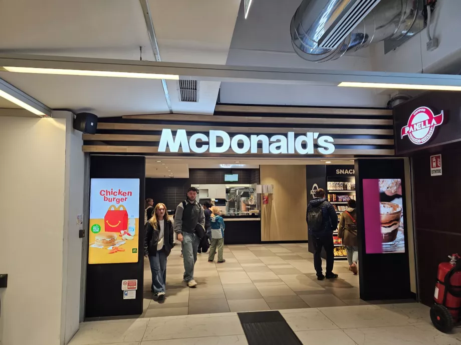 McDonald's у залі вильоту, громадська зона