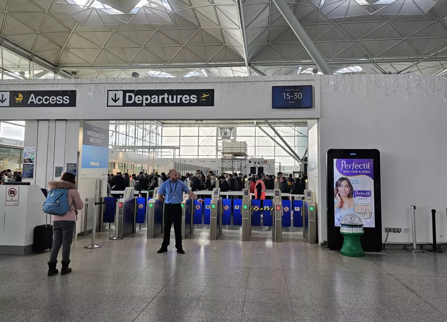 Перевірка на безпеку, аеропорт STN
