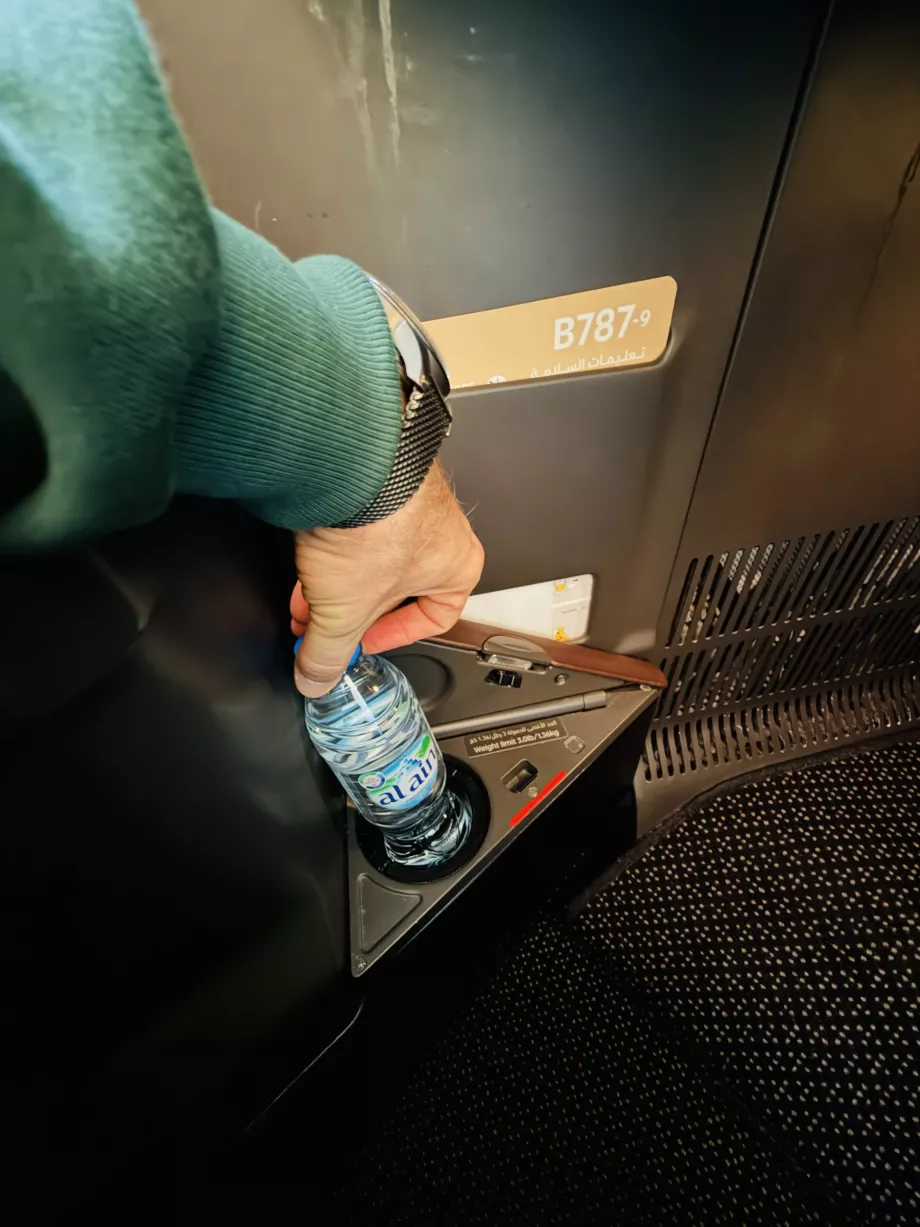 Пляшка для води у відділенні для зберігання