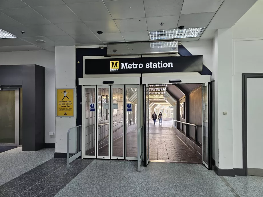 Вхід до станції метро