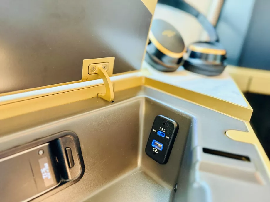 Роз'єми USB-C та USB-B для заряджання