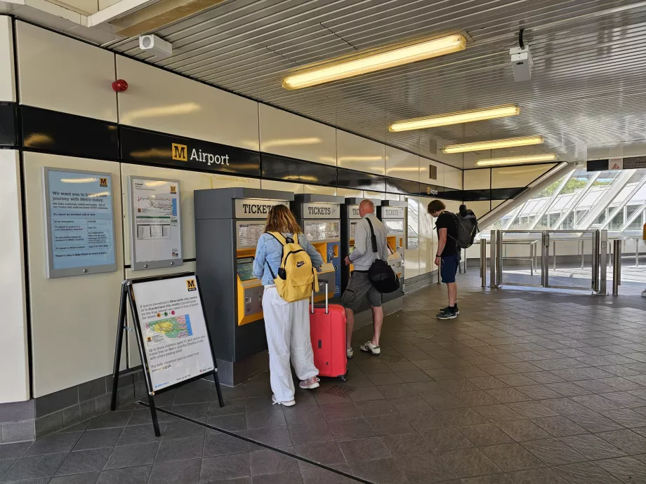 Квиткові автомати на станціях метро