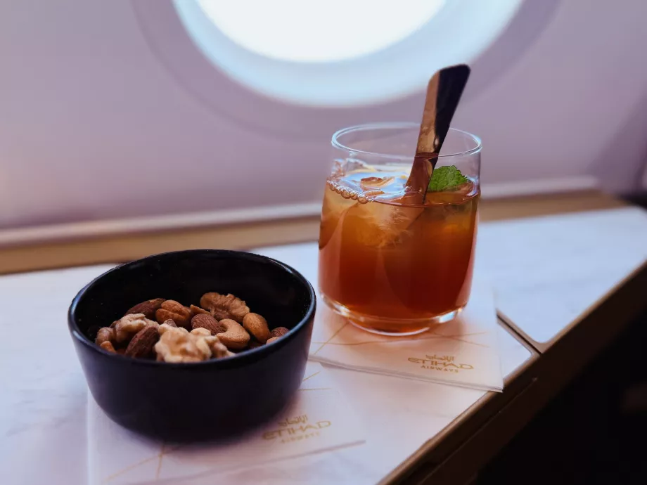 Підігріта горіхова суміш та холодний чай