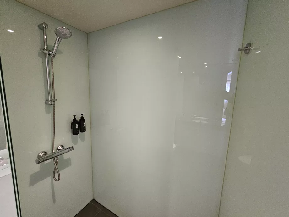 Ramada Encore, душ