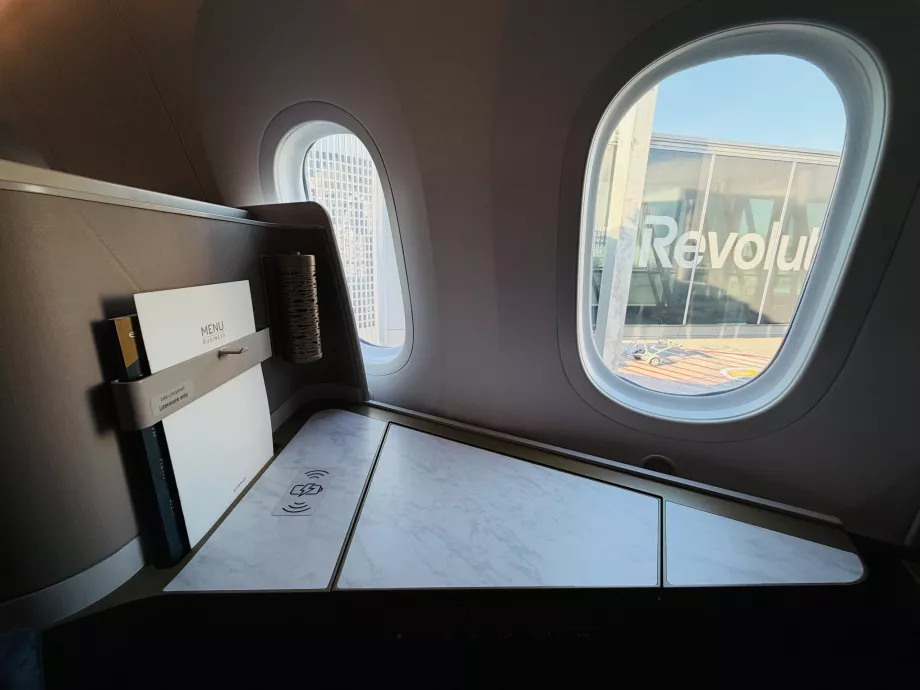 Розкладний столик і бездротова зарядка