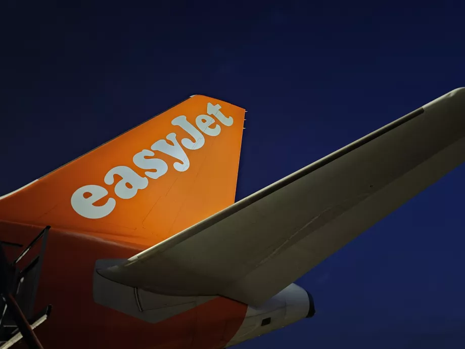 Переліт літака easyJet в аеропорту Мальпенса