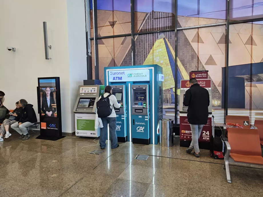 Банкомати перед паспортним контролем