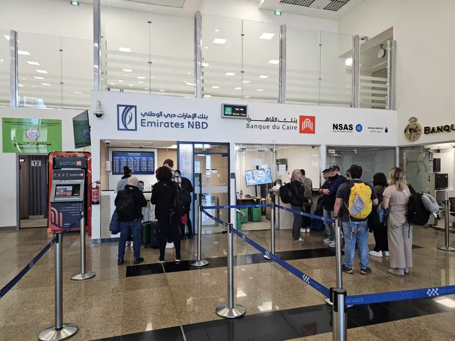 Банківські стійки для купівлі візи