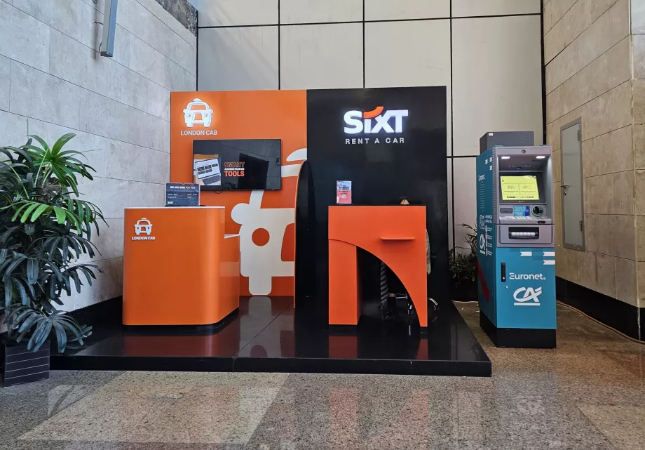 Стійка прокату автомобілів у залі прильоту