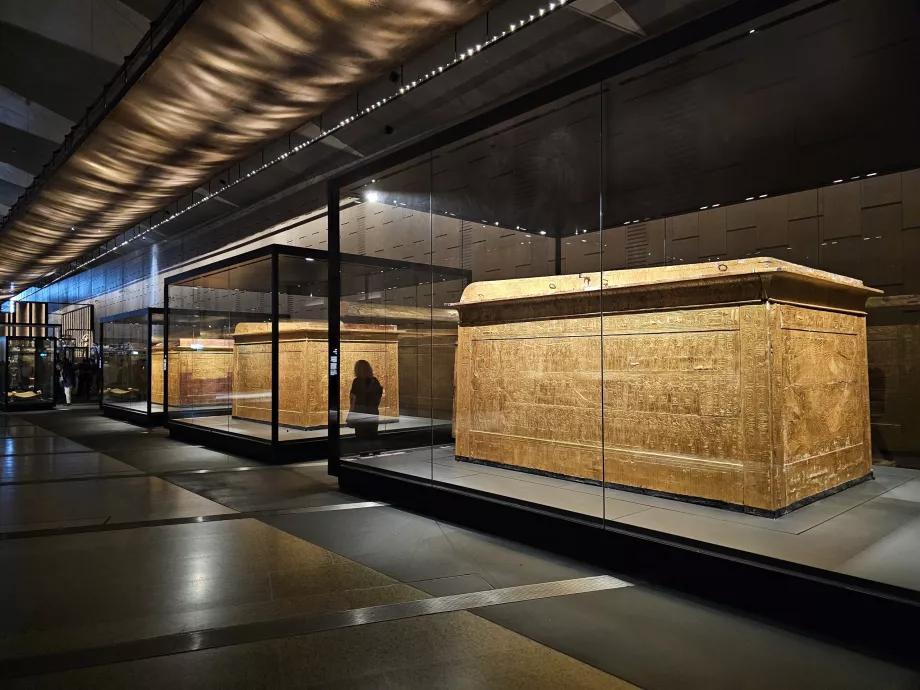 Гробниці в головних галереях