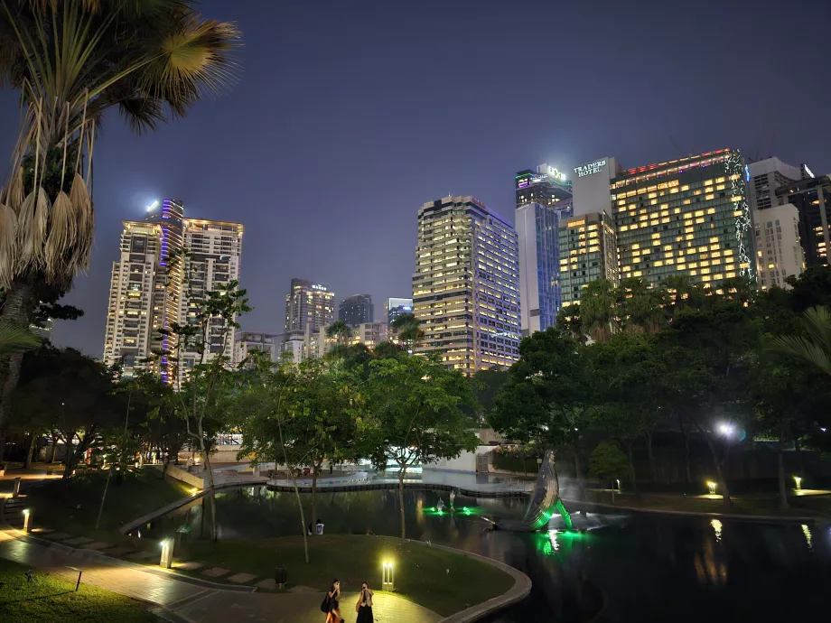 Парк KLCC вночі