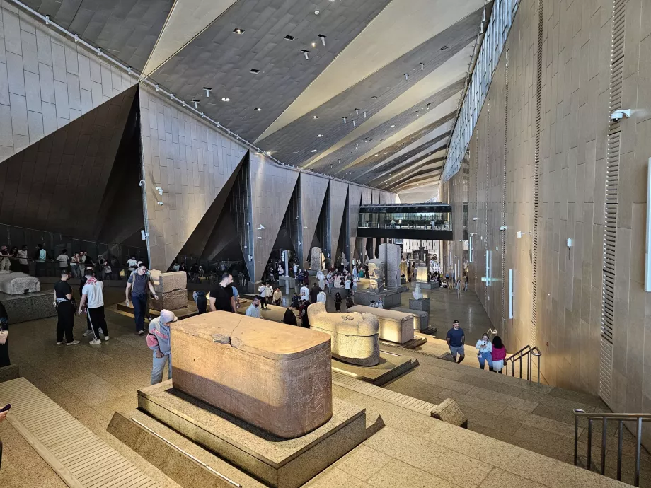 Головні сходи музею