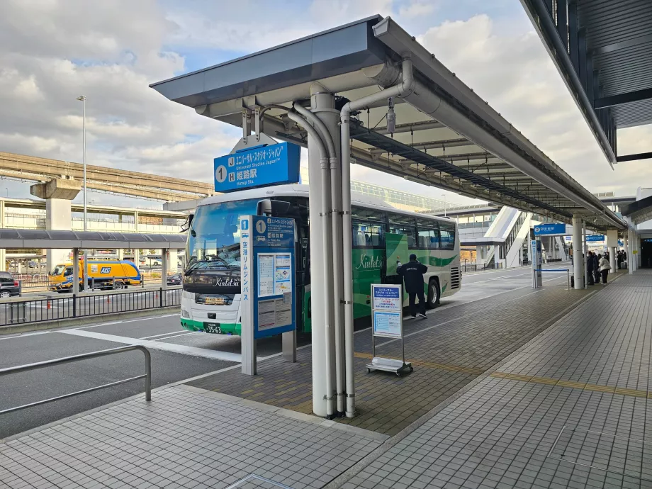 Автобус перед терміналом