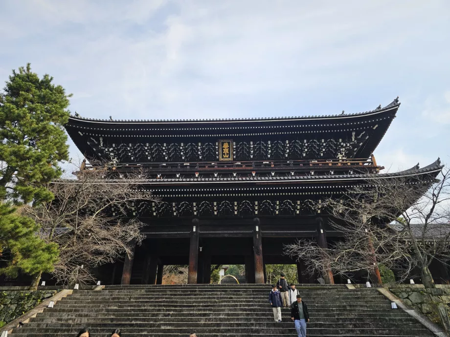 Храм Чіон-ін, головна брама