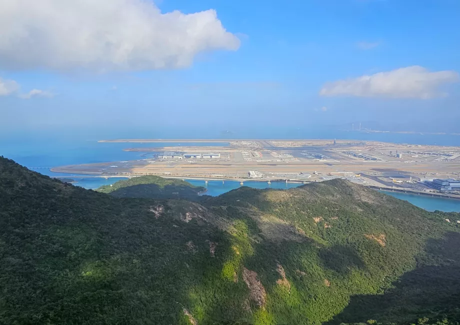 Вид на аеропорт HKG з канатної дороги