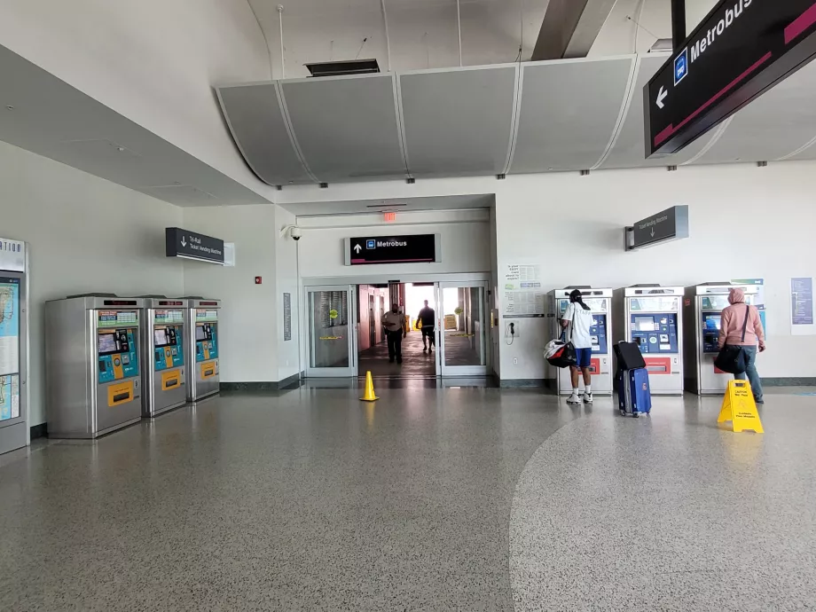 Автомати Tri-Rail ліворуч, автобусний вхід посередині, автомати метро+автобус праворуч
