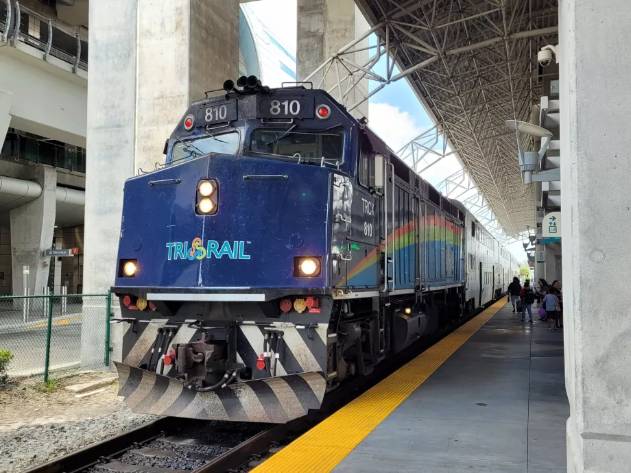Потяг TriRail на вокзалі МВС