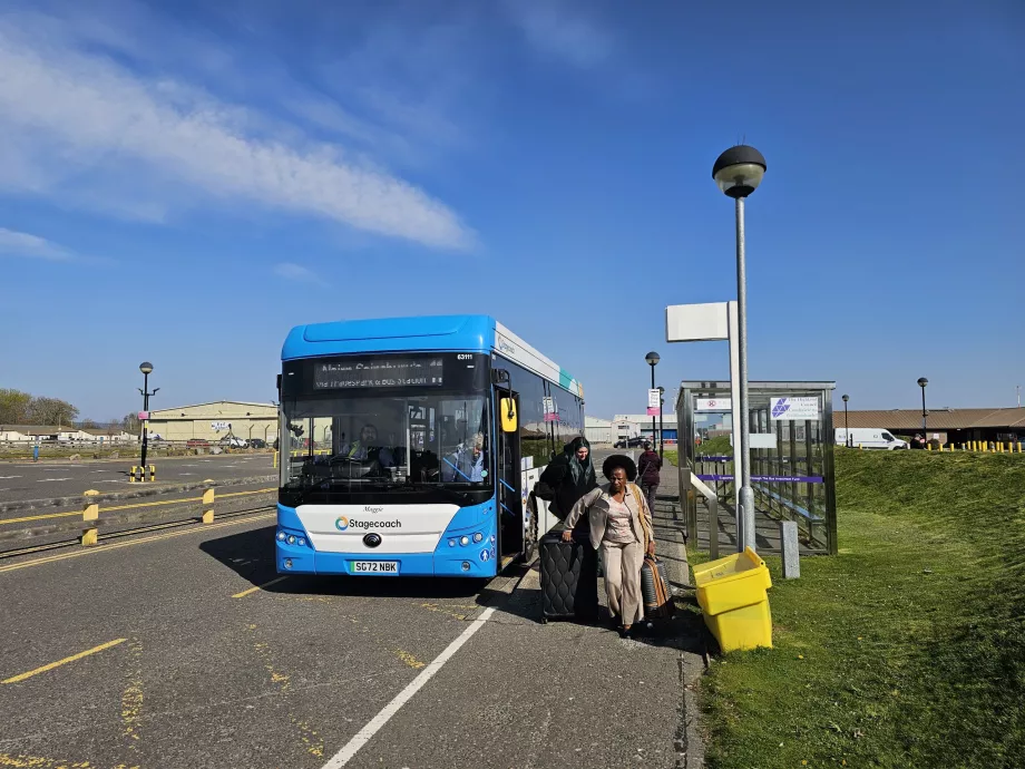 Автобусна зупинка перед терміналом (напрямок Інвернесс та Нерн)