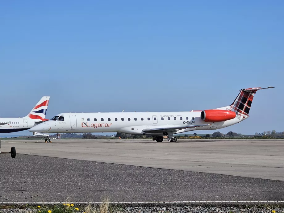 Embraer 145 в аеропорту Інвернесс