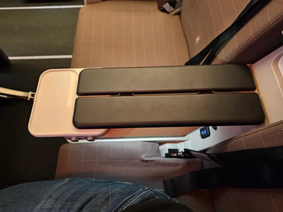 Підлокітник і місце для зберігання