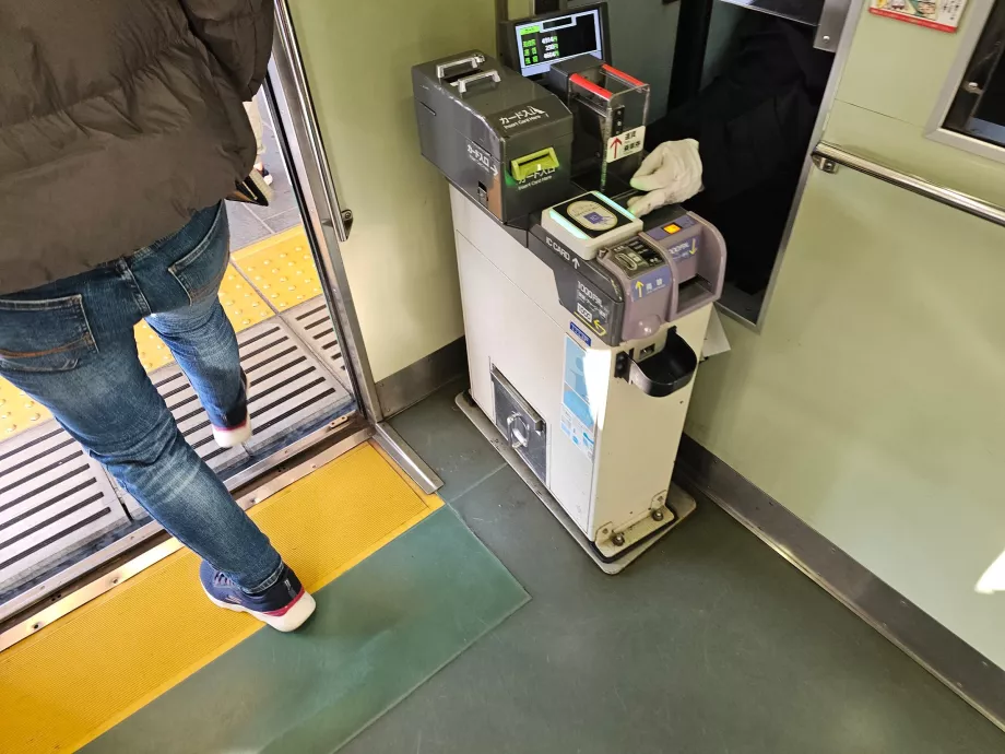 Оплата проїзду в трамваї при виході з трамвая