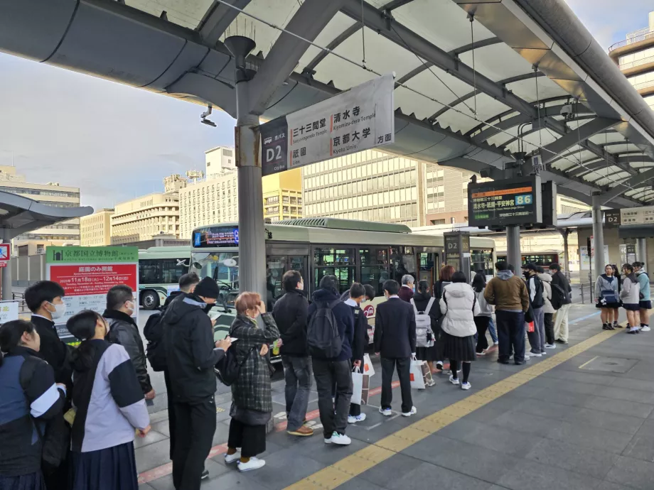 Черга на міський автобус