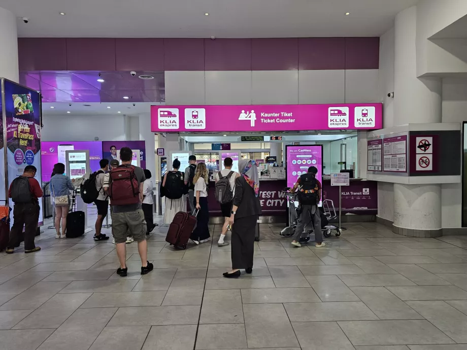 Квиткові каси, поїзди KLIA