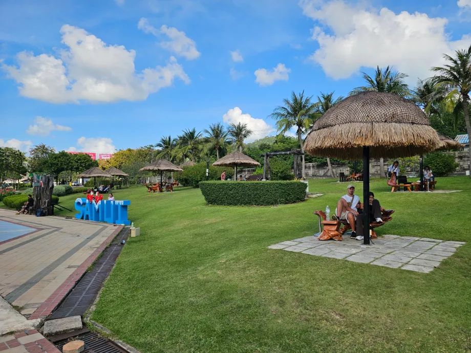 Альтанки перед аеропортом, громадська частина