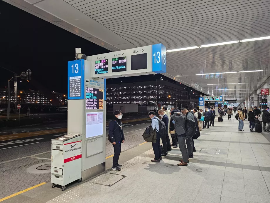 Автобус зупиняється перед Терміналом 1