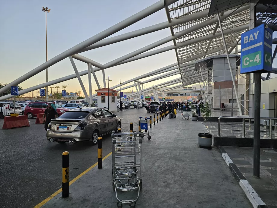 Пункт видачі Uber перед терміналами 2 і 3