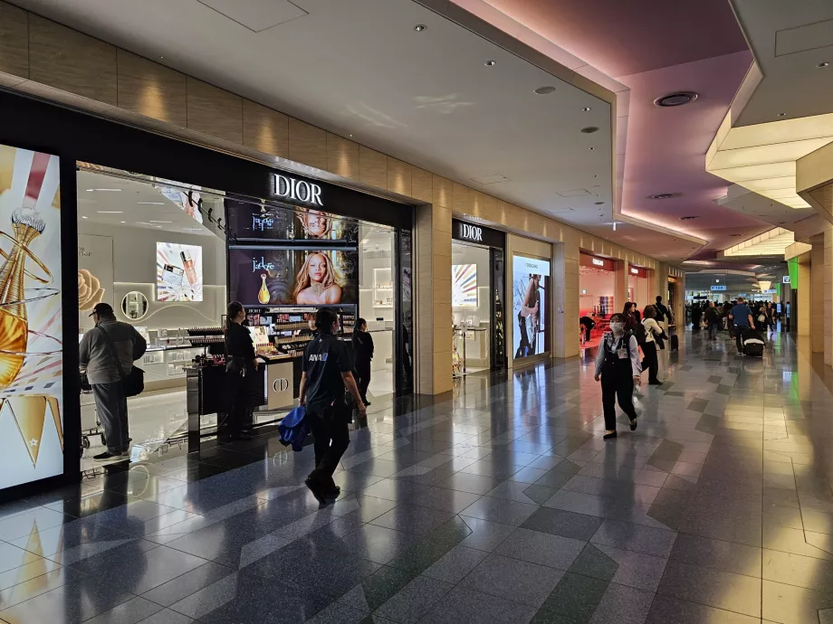 Магазини в транзитній зоні Терміналу 3