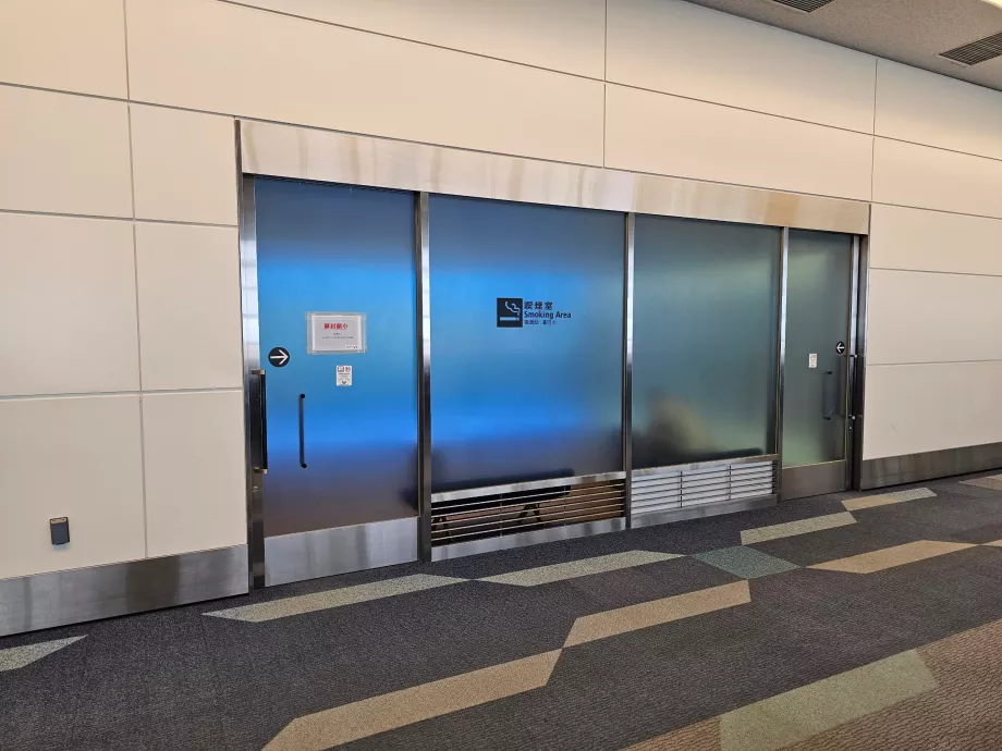 Місця для паління в транзитній зоні