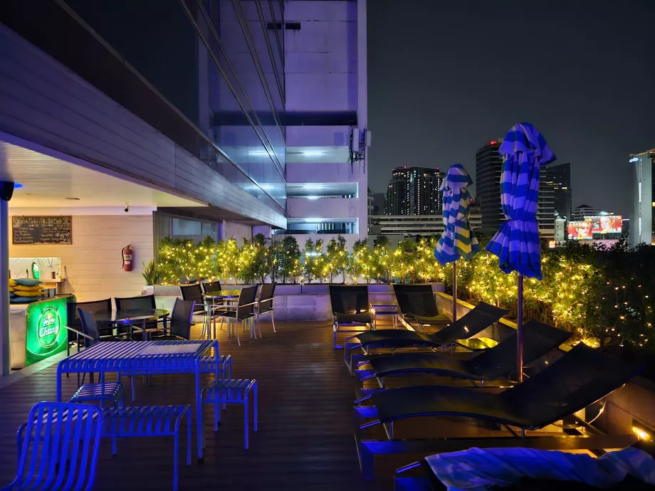 Тераса біля басейну в темряві