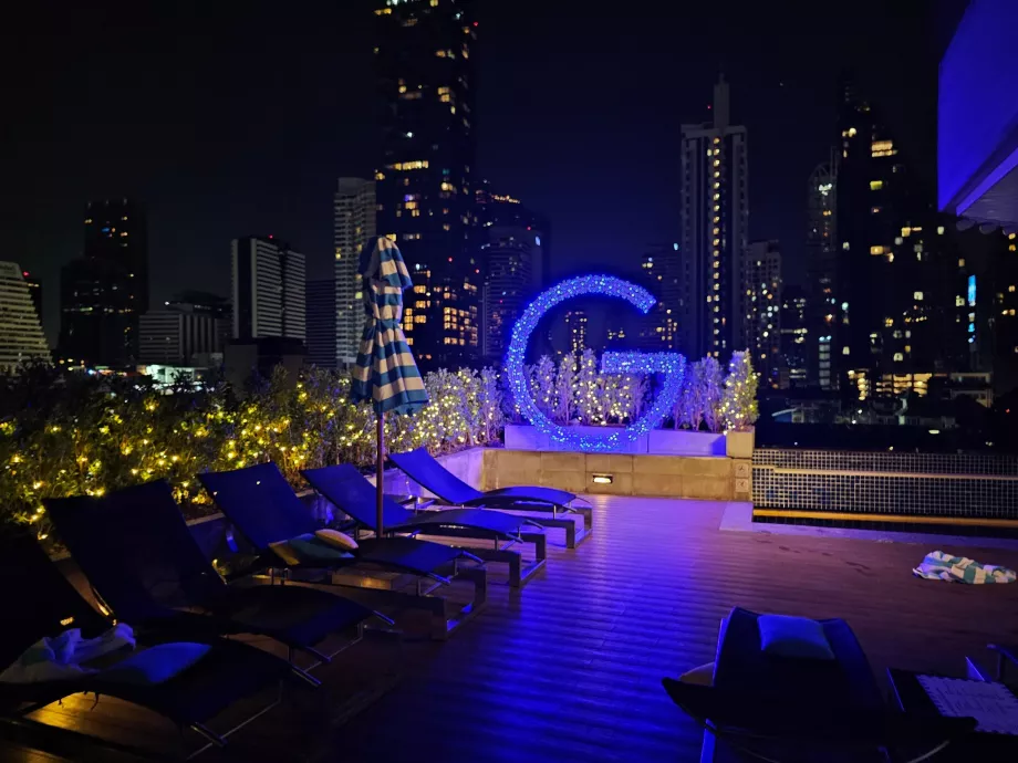 Тераса біля басейну в темряві