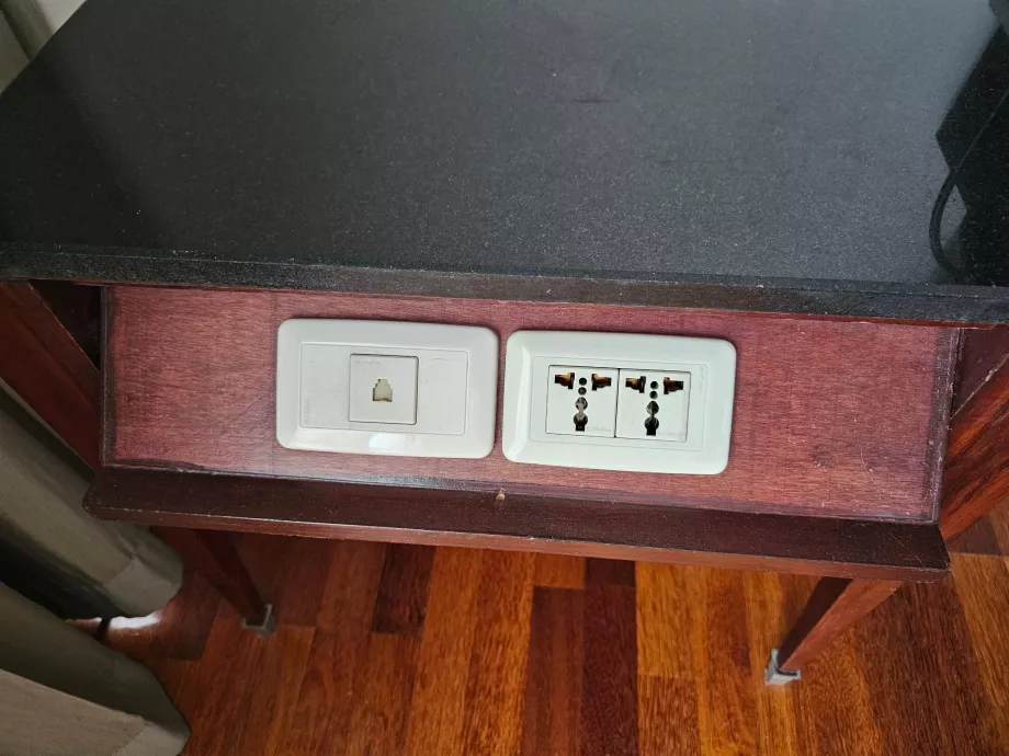 Шухляди в столі