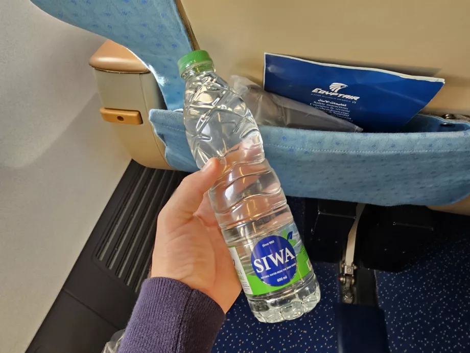 Вода в пляшці